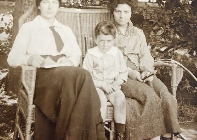 Marie Anne Tellegen (left) with Carry van Bruggen and her son Keesje in 1914