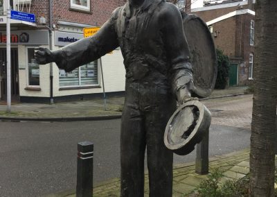 Statue of Wim Sonneveld as his character 'Nikkelen Nelis'