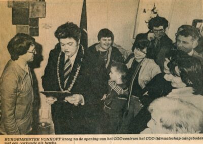 Mayor Vonhoff opens COC building in 1979