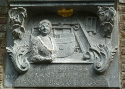 Console about Brouwer-Korf under lantern at Oudegracht 328