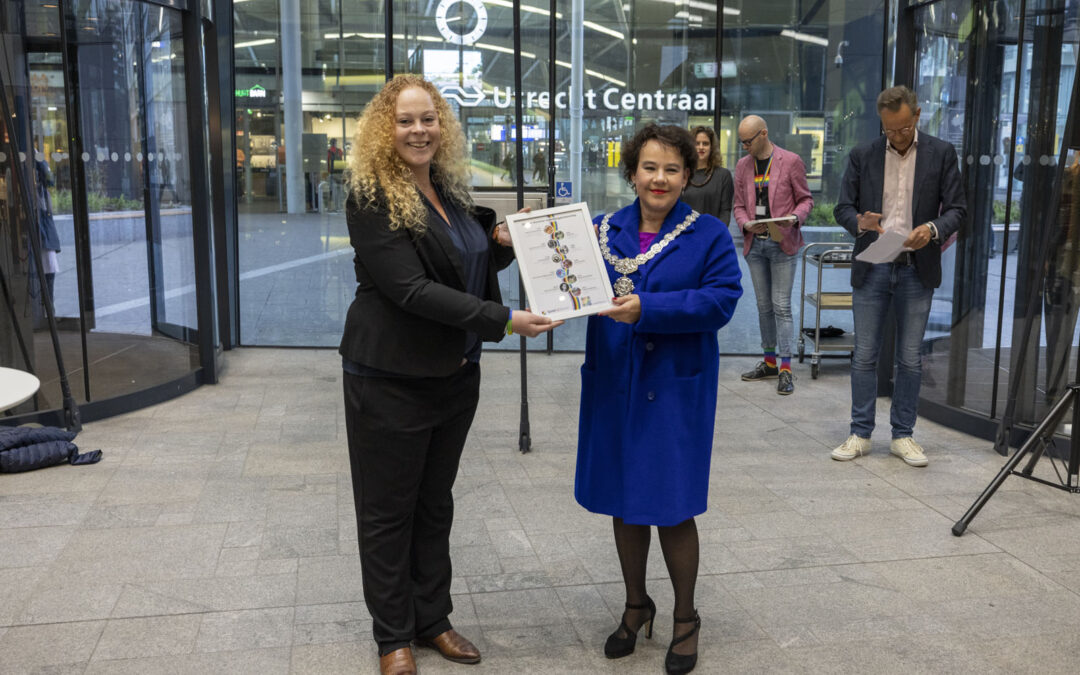 Launch Utrecht rainbow canon: mayor Sharon Dijksma receives the canon from Laura van Nieuwenhuijzen, chairman COC Central Netherlands, October 11, 2021.